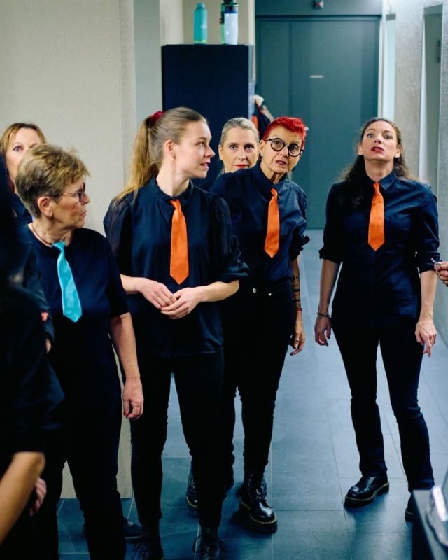 Solidarité - Partage - Concentration - Encouragements

Avant chaque concert, un instant précieux se dessine : les choristes se recentrent, chacun à leur manière. Dans un mélange d'énergie collective et de recueillement individuel, ils entrent dans leur bulle pour se préparer à vous offrir le meilleur.

#chorale #choralesuisse #lausanne #choir #music #lausanne #cudrefin

📸 @simonbrunetproduction @agence_audace
